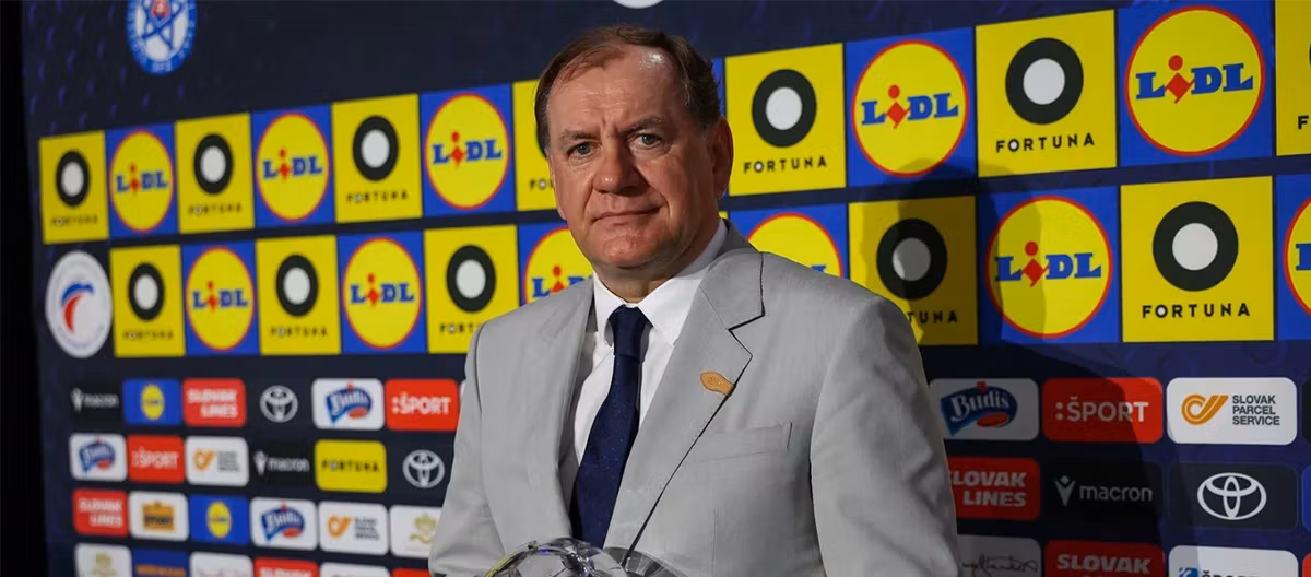 Weiss returns to the team after 14 years, replacing Calzona as Slovakia's head coach.